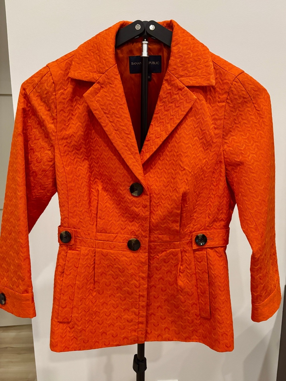 Gorgeous Banana Republic orange textured jacquard blazer, women’s size 2.